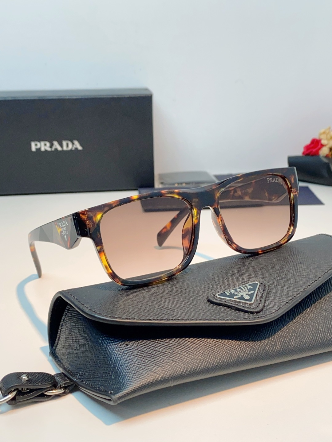 Prada普拉达｜经典方框墨镜 自带高阶氛围感的方框墨镜✨利落方正镜框，修饰脸型超在线修饰颧骨、柔和轮廓