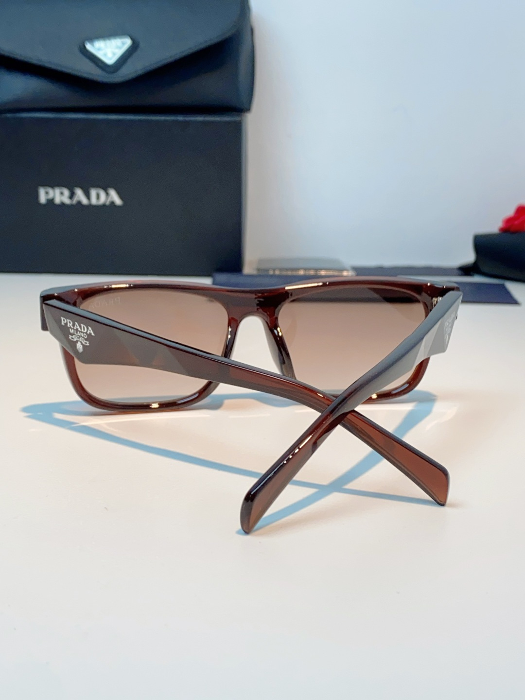 Prada普拉达｜经典方框墨镜 自带高阶氛围感的方框墨镜✨利落方正镜框，修饰脸型超在线修饰颧骨、柔和轮廓