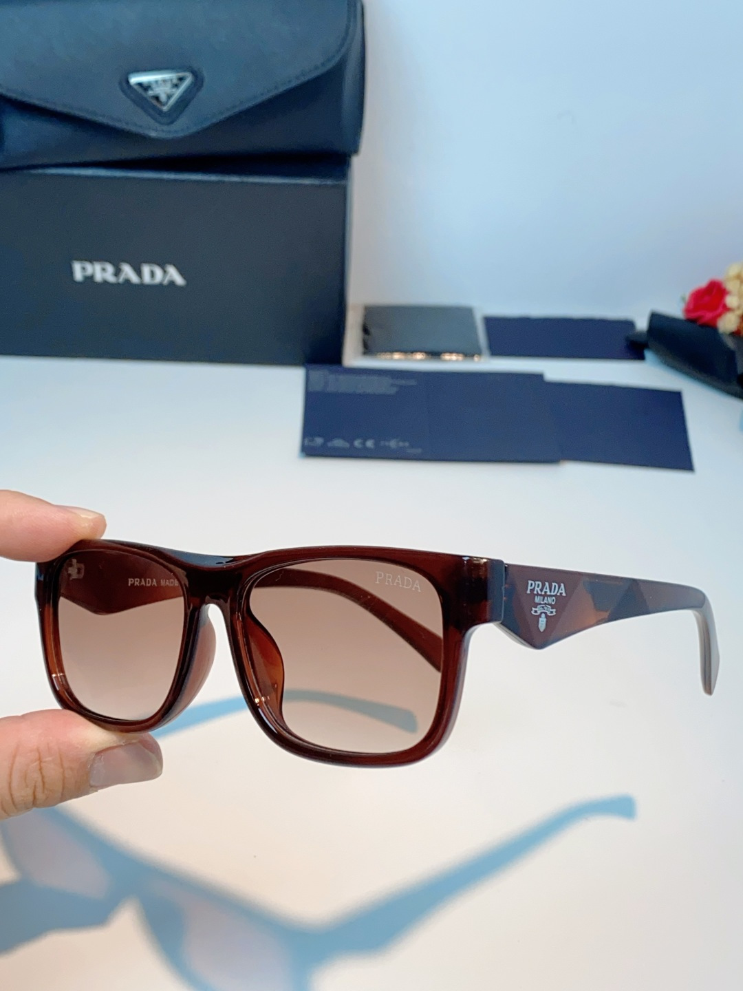 Prada普拉达｜经典方框墨镜 自带高阶氛围感的方框墨镜✨利落方正镜框，修饰脸型超在线修饰颧骨、柔和轮廓
