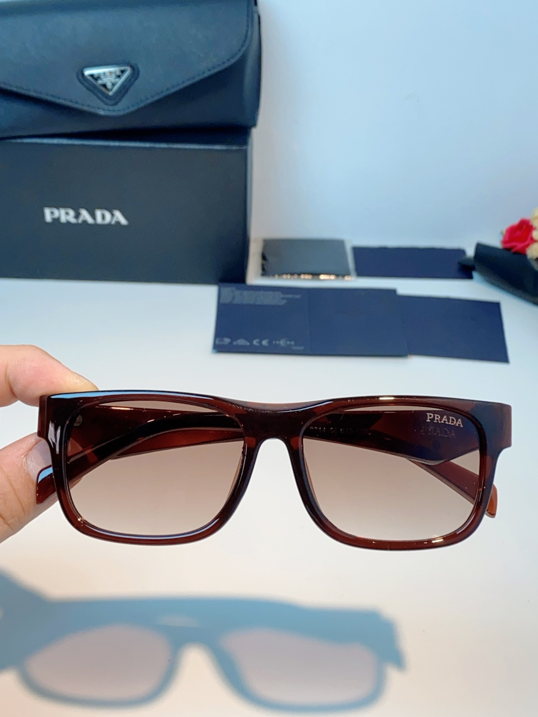Prada普拉达｜经典方框墨镜 自带高阶氛围感的方框墨镜✨利落方正镜框，修饰脸型超在线修饰颧骨、柔和轮廓