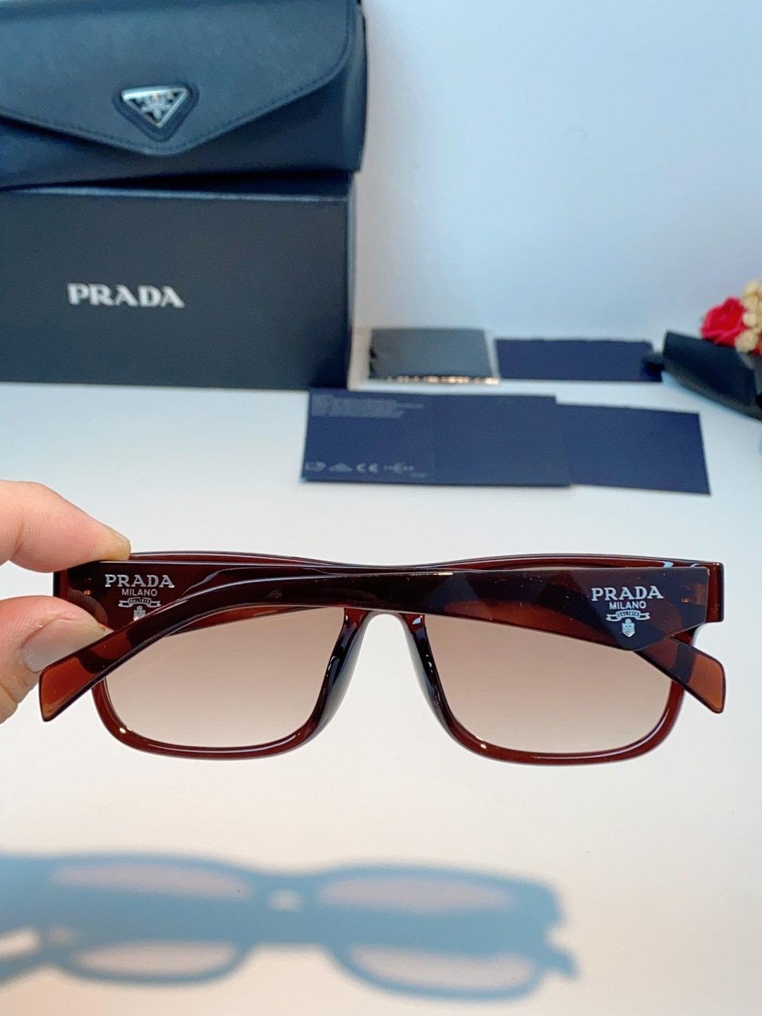Prada普拉达｜经典方框墨镜 自带高阶氛围感的方框墨镜✨利落方正镜框，修饰脸型超在线修饰颧骨、柔和轮廓