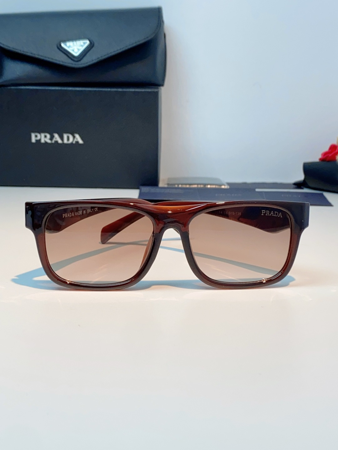 Prada普拉达｜经典方框墨镜 自带高阶氛围感的方框墨镜✨利落方正镜框，修饰脸型超在线修饰颧骨、柔和轮廓
