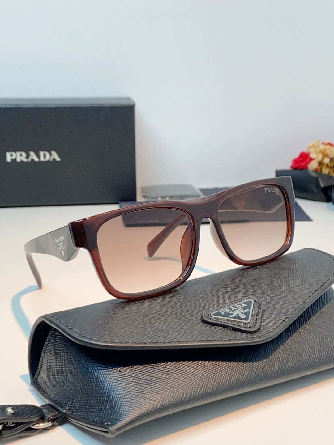 Prada普拉达｜经典方框墨镜 自带高阶氛围感的方框墨镜✨利落方正镜框，修饰脸型超在线修饰颧骨、柔和轮廓