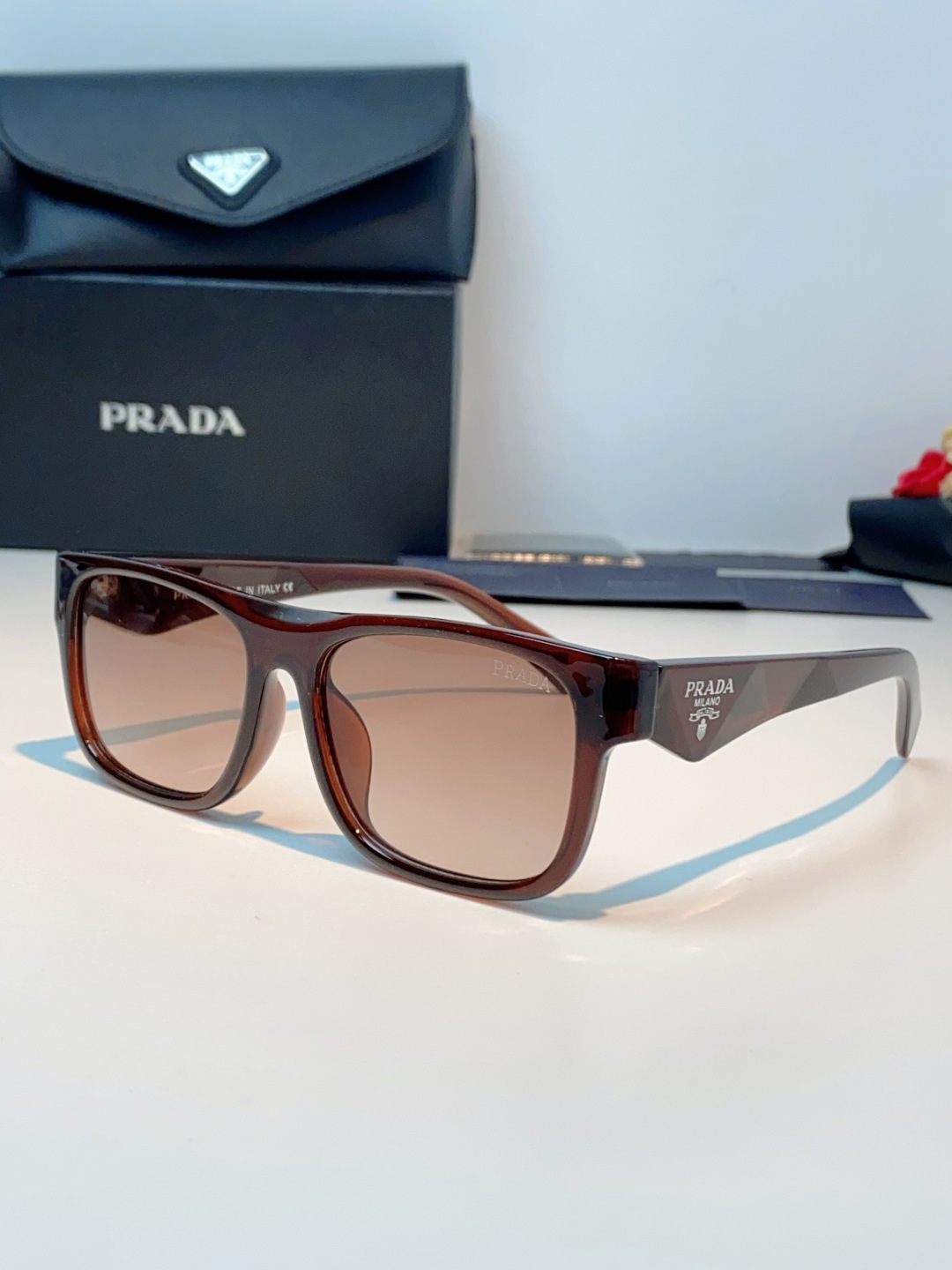 Prada普拉达｜经典方框墨镜 自带高阶氛围感的方框墨镜✨利落方正镜框，修饰脸型超在线修饰颧骨、柔和轮廓