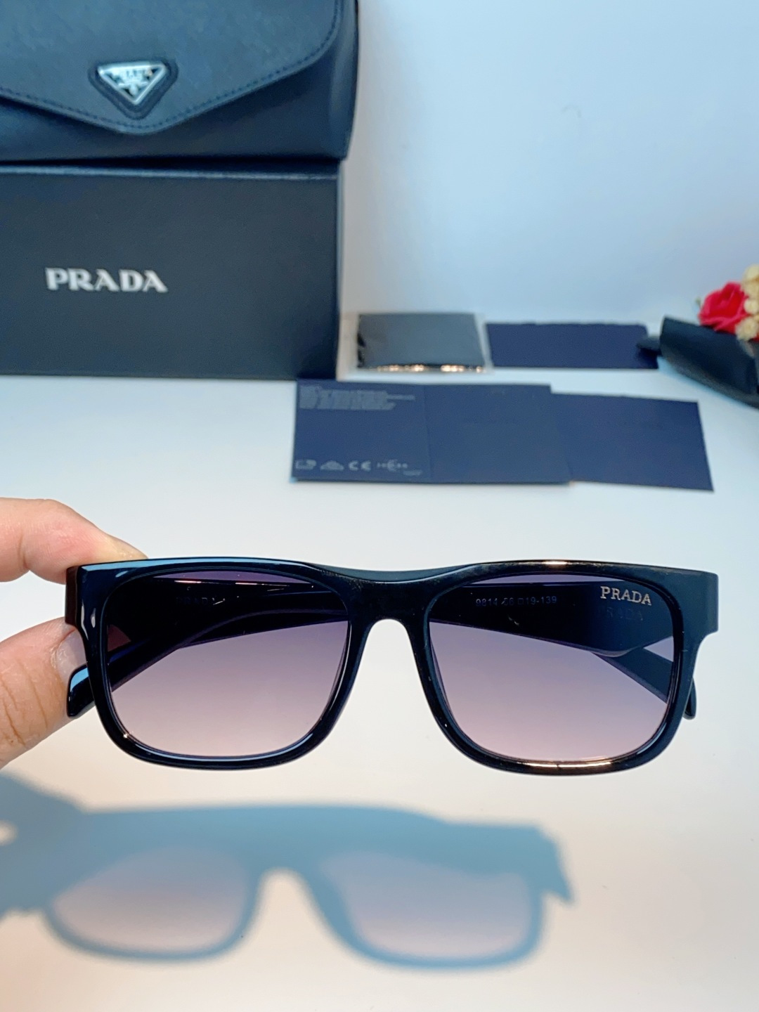 Prada普拉达｜经典方框墨镜 自带高阶氛围感的方框墨镜✨利落方正镜框，修饰脸型超在线修饰颧骨、柔和轮廓