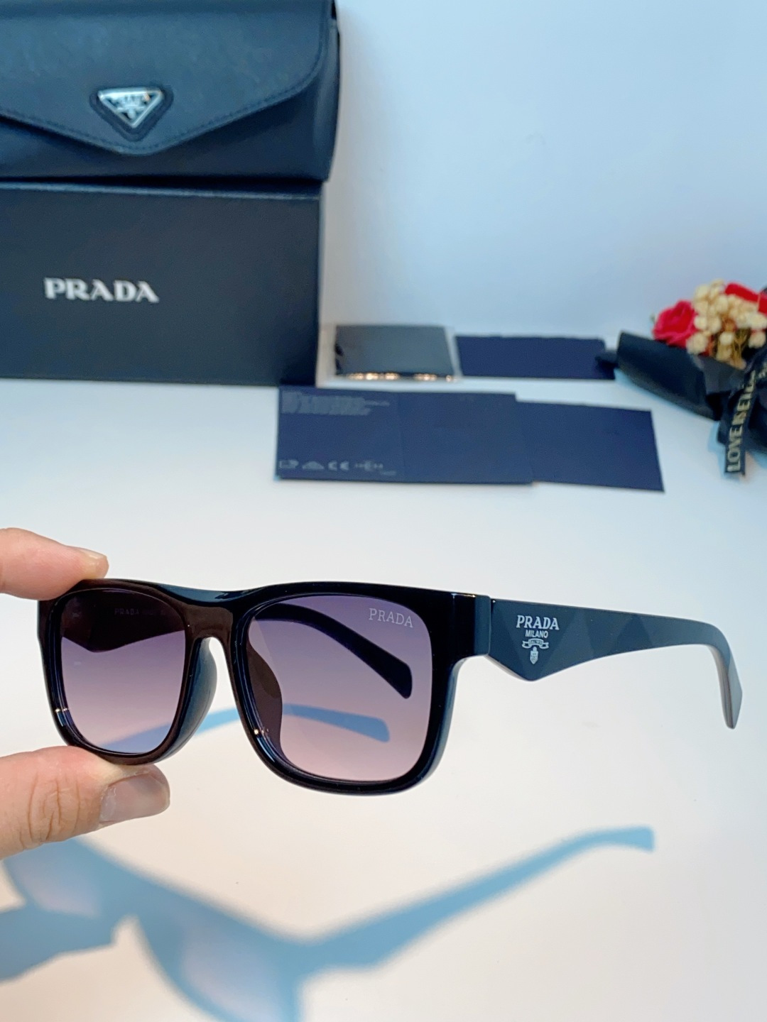Prada普拉达｜经典方框墨镜 自带高阶氛围感的方框墨镜✨利落方正镜框，修饰脸型超在线修饰颧骨、柔和轮廓