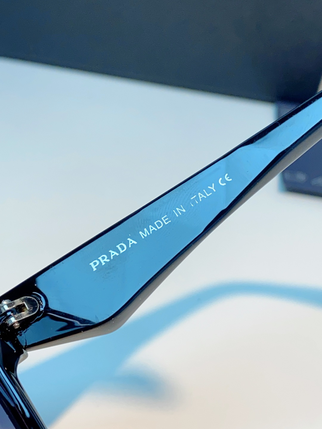 Prada普拉达｜经典方框墨镜 自带高阶氛围感的方框墨镜✨利落方正镜框，修饰脸型超在线修饰颧骨、柔和轮廓