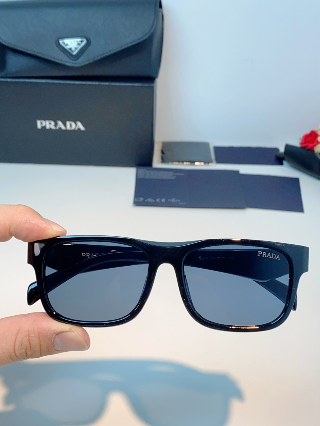 Prada普拉达｜经典方框墨镜 自带高阶氛围感的方框墨镜✨利落方正镜框，修饰脸型超在线修饰颧骨、柔和轮廓