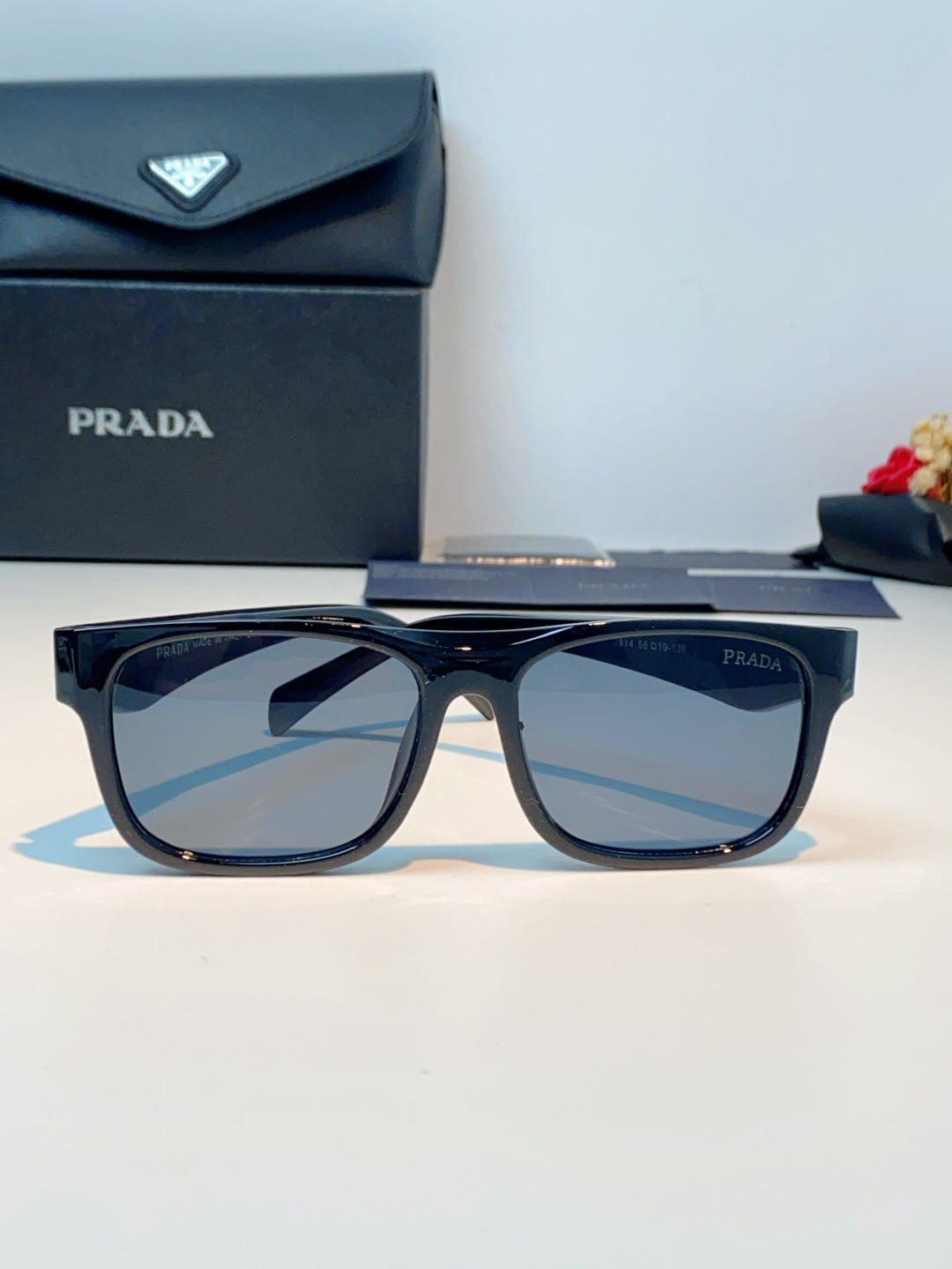 Prada普拉达｜经典方框墨镜 自带高阶氛围感的方框墨镜✨利落方正镜框，修饰脸型超在线修饰颧骨、柔和轮廓