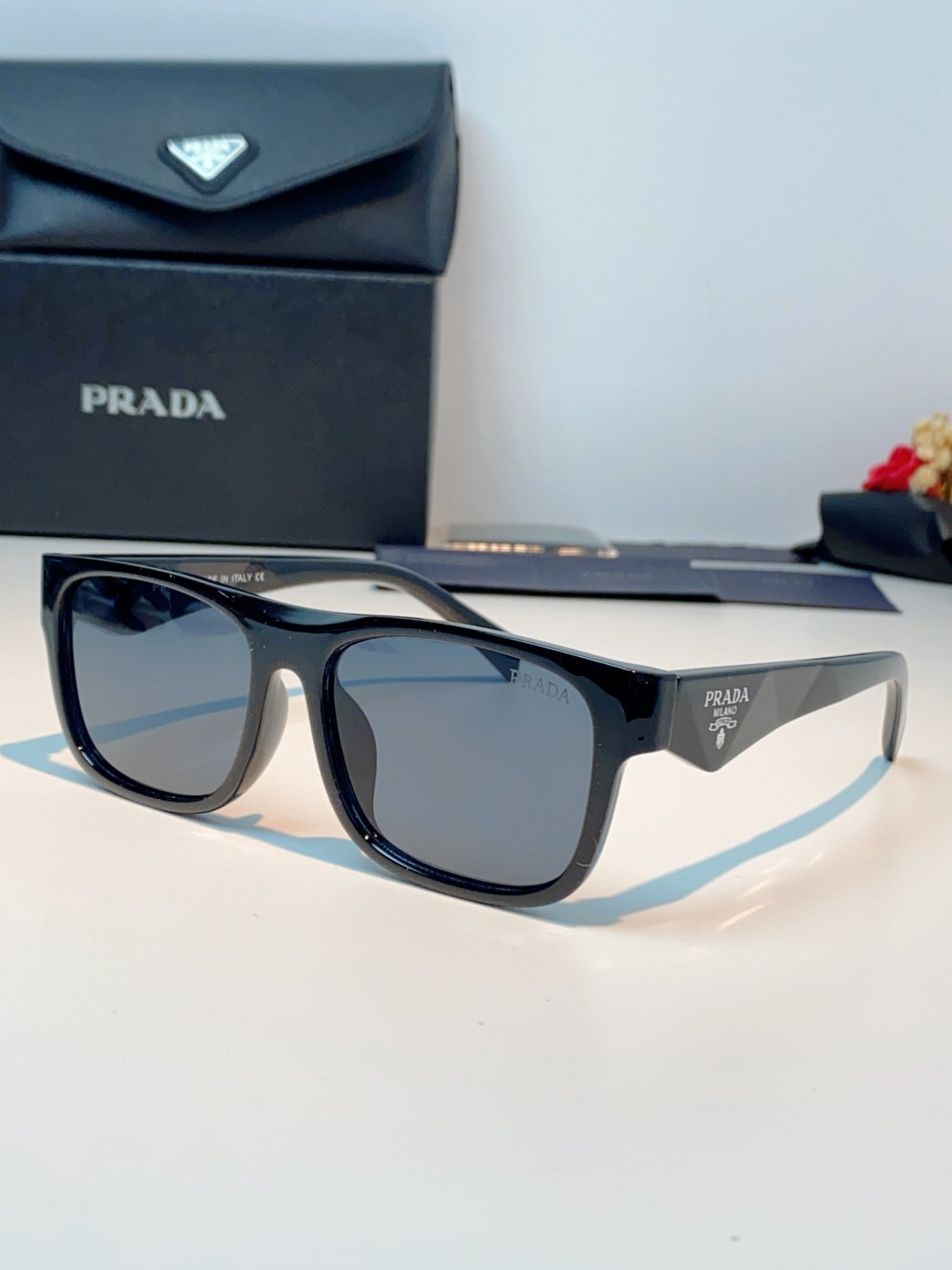 Prada普拉达｜经典方框墨镜 自带高阶氛围感的方框墨镜✨利落方正镜框，修饰脸型超在线修饰颧骨、柔和轮廓