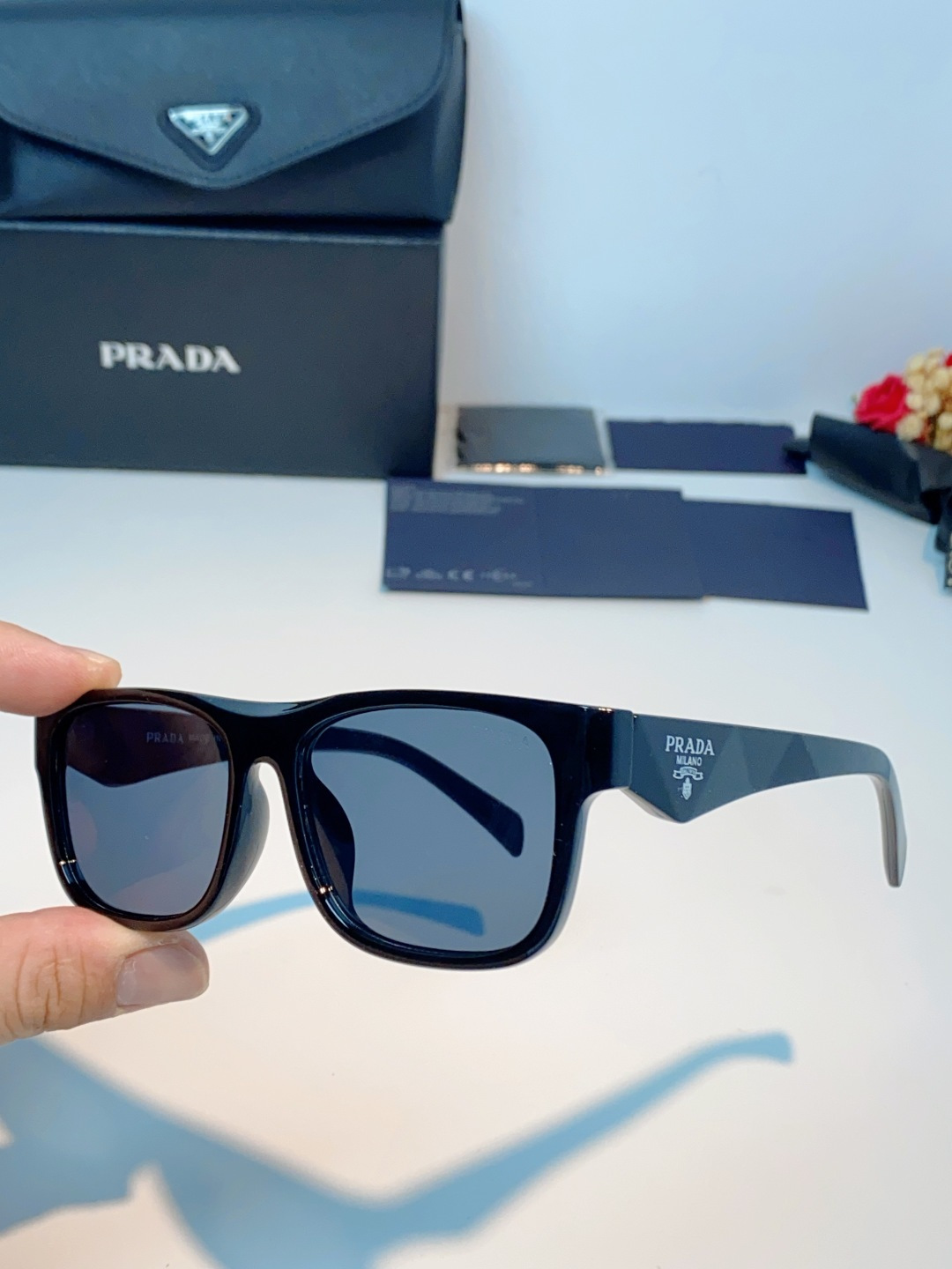 Prada普拉达｜经典方框墨镜 自带高阶氛围感的方框墨镜✨利落方正镜框，修饰脸型超在线修饰颧骨、柔和轮廓