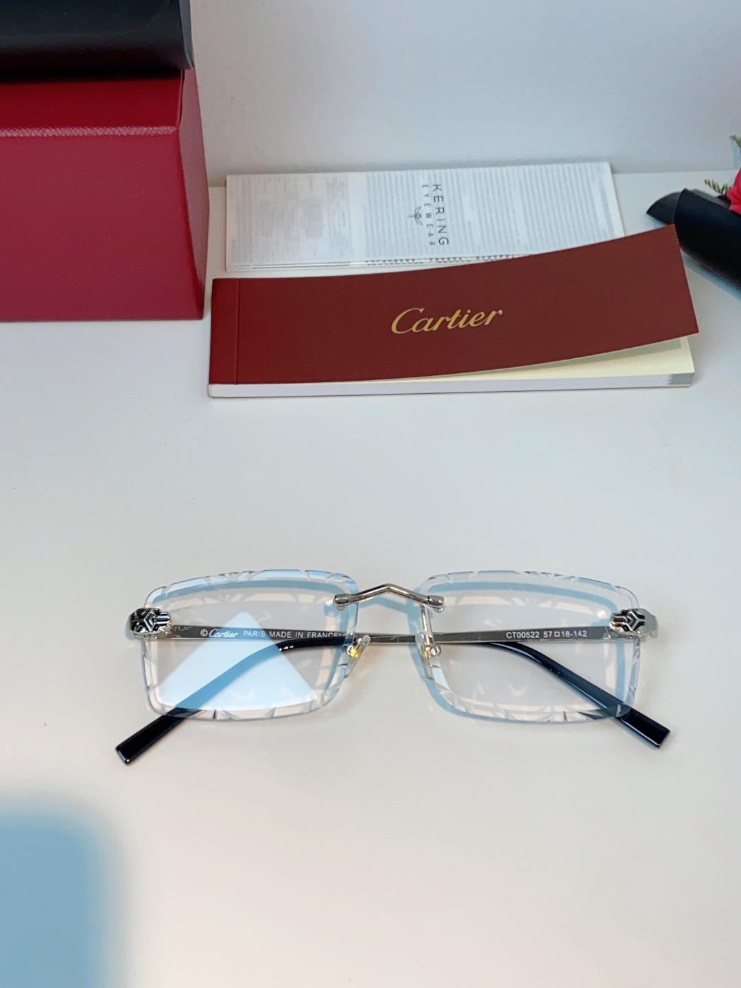 Cartier卡地亚｜无框钻石切边太阳镜 轻奢无框设计，解锁高级氛围感✨甄选精致金色镜架，搭配钻石切边工