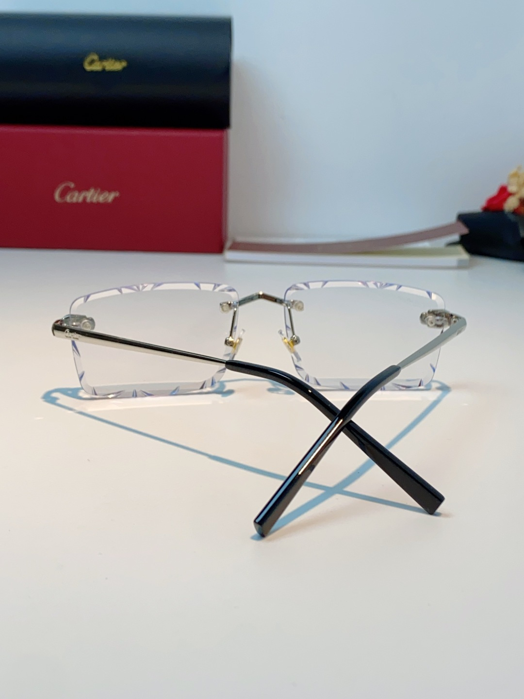 Cartier卡地亚｜无框钻石切边太阳镜 轻奢无框设计，解锁高级氛围感✨甄选精致金色镜架，搭配钻石切边工