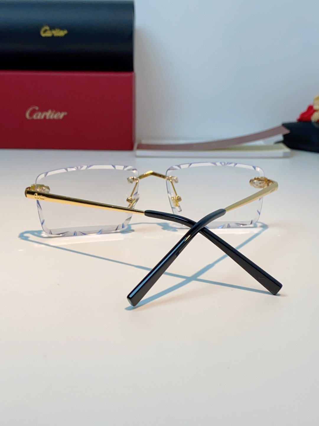 Cartier卡地亚｜无框钻石切边太阳镜 轻奢无框设计，解锁高级氛围感✨甄选精致金色镜架，搭配钻石切边工