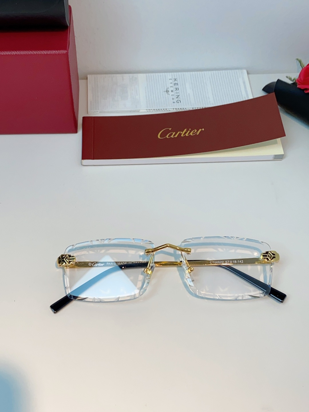 Cartier卡地亚｜无框钻石切边太阳镜 轻奢无框设计，解锁高级氛围感✨甄选精致金色镜架，搭配钻石切边工