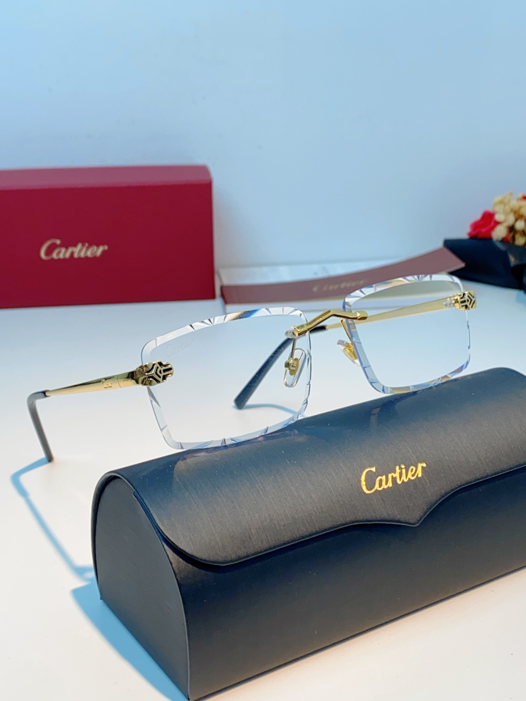 Cartier卡地亚｜无框钻石切边太阳镜 轻奢无框设计，解锁高级氛围感✨甄选精致金色镜架，搭配钻石切边工