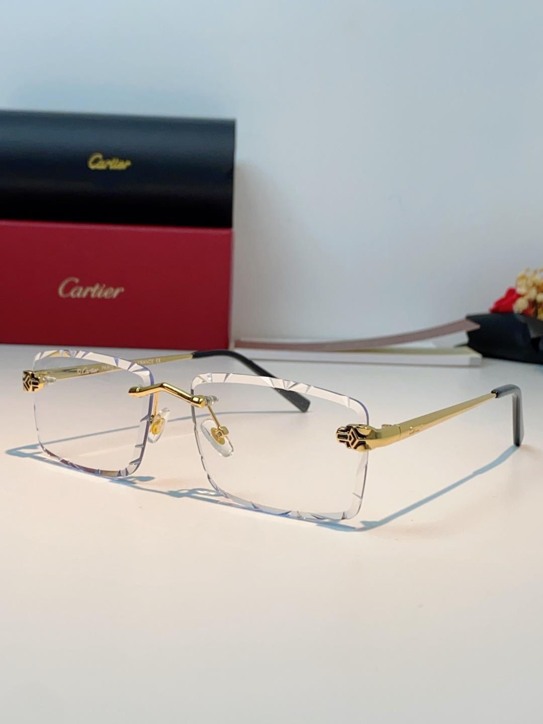 Cartier卡地亚｜无框钻石切边太阳镜 轻奢无框设计，解锁高级氛围感✨甄选精致金色镜架，搭配钻石切边工