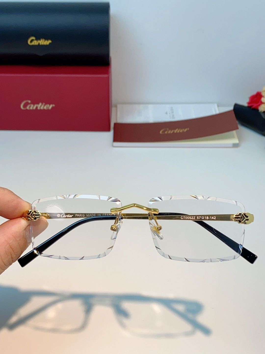 Cartier卡地亚｜无框钻石切边太阳镜 轻奢无框设计，解锁高级氛围感✨甄选精致金色镜架，搭配钻石切边工