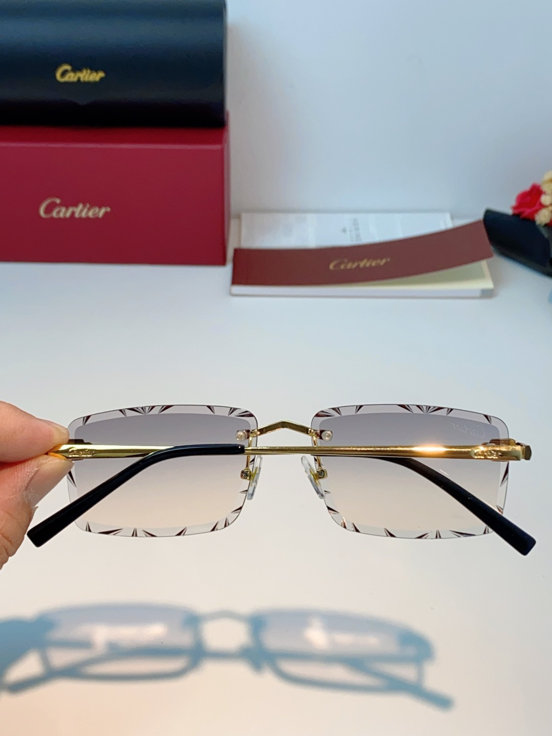 Cartier卡地亚｜无框钻石切边太阳镜 轻奢无框设计，解锁高级氛围感✨甄选精致金色镜架，搭配钻石切边工