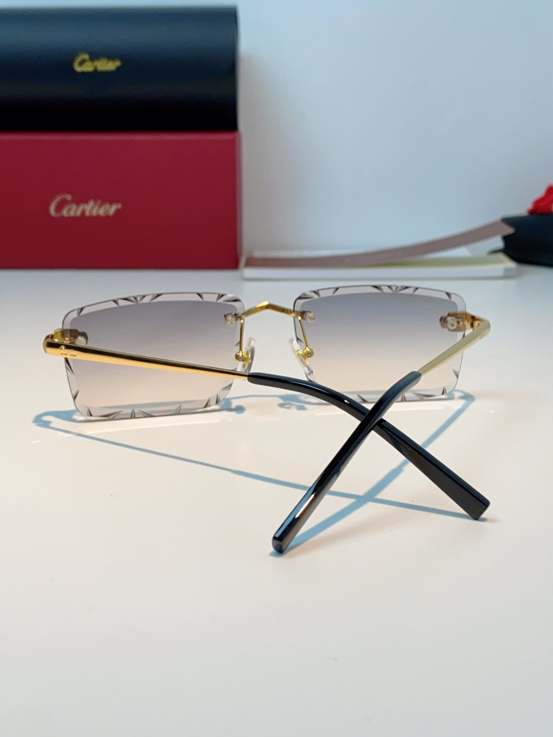 Cartier卡地亚｜无框钻石切边太阳镜 轻奢无框设计，解锁高级氛围感✨甄选精致金色镜架，搭配钻石切边工