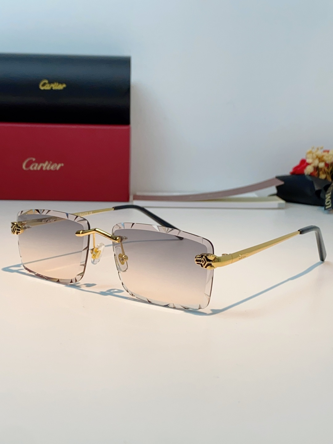 Cartier卡地亚｜无框钻石切边太阳镜 轻奢无框设计，解锁高级氛围感✨甄选精致金色镜架，搭配钻石切边工