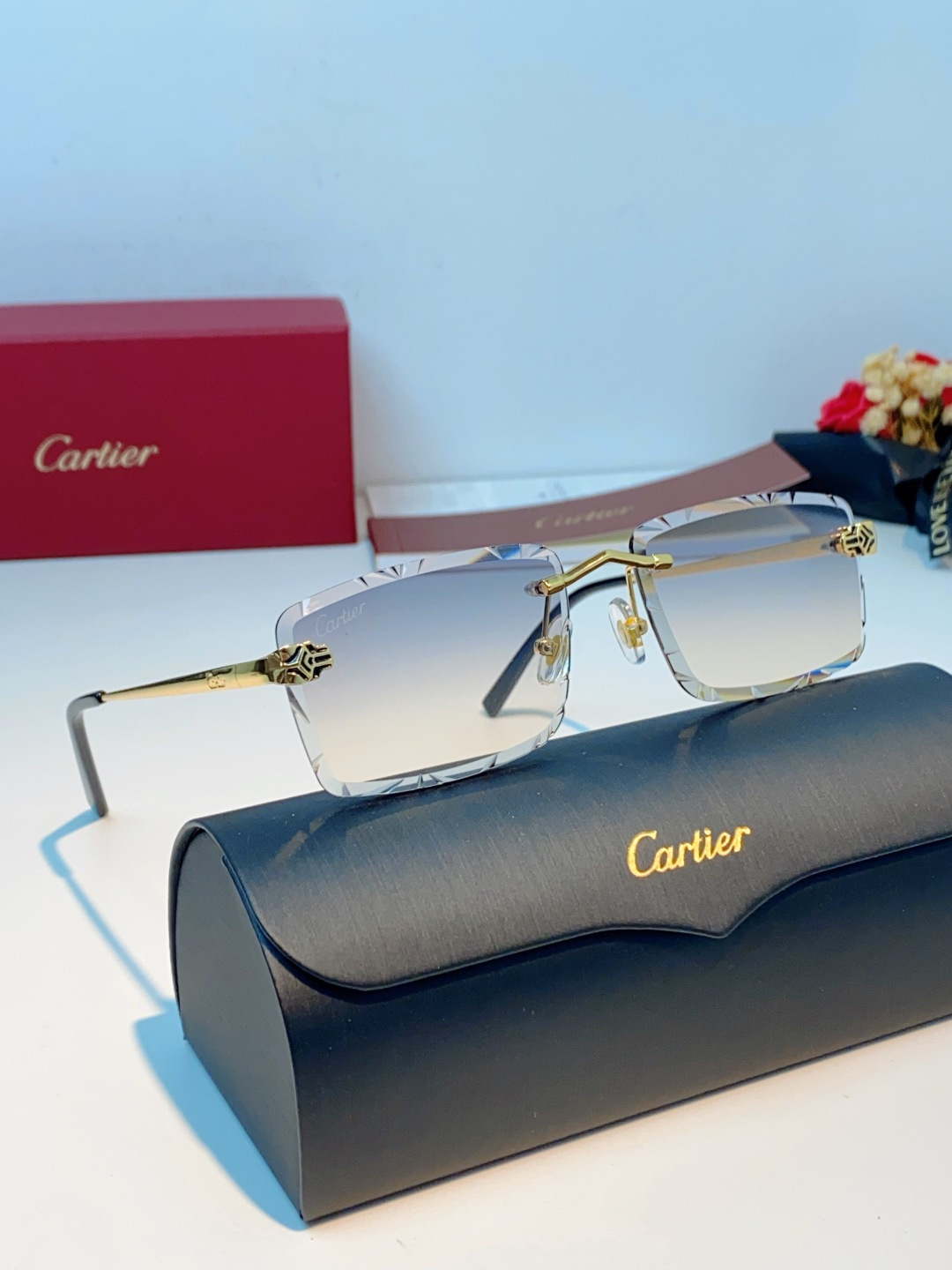 Cartier卡地亚｜无框钻石切边太阳镜 轻奢无框设计，解锁高级氛围感✨甄选精致金色镜架，搭配钻石切边工
