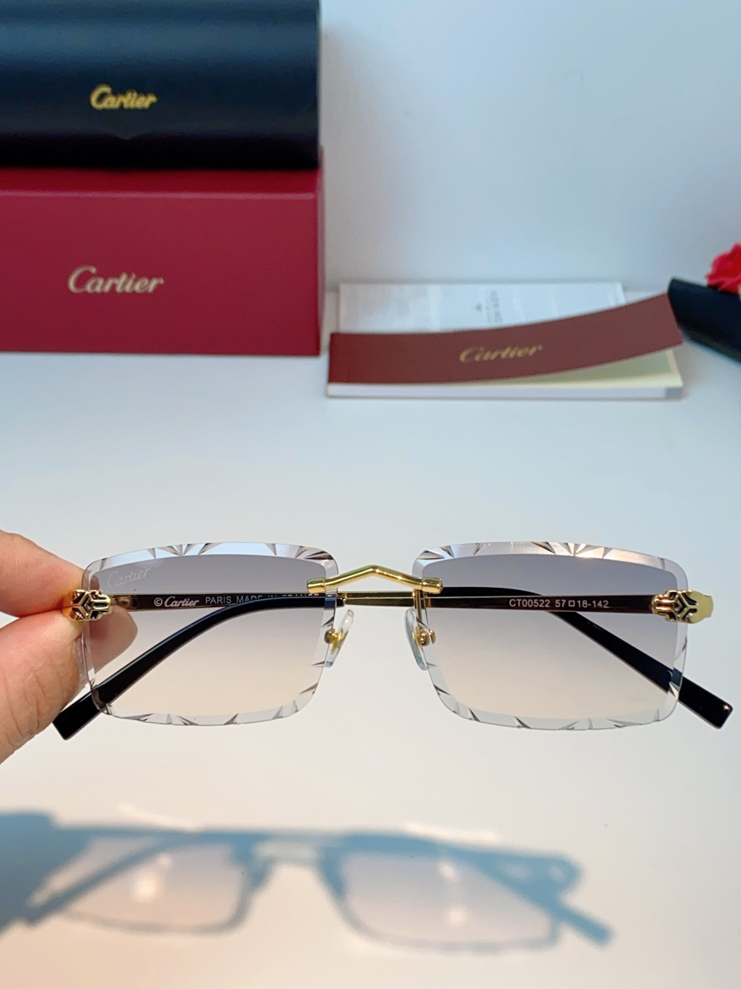 Cartier卡地亚｜无框钻石切边太阳镜 轻奢无框设计，解锁高级氛围感✨甄选精致金色镜架，搭配钻石切边工