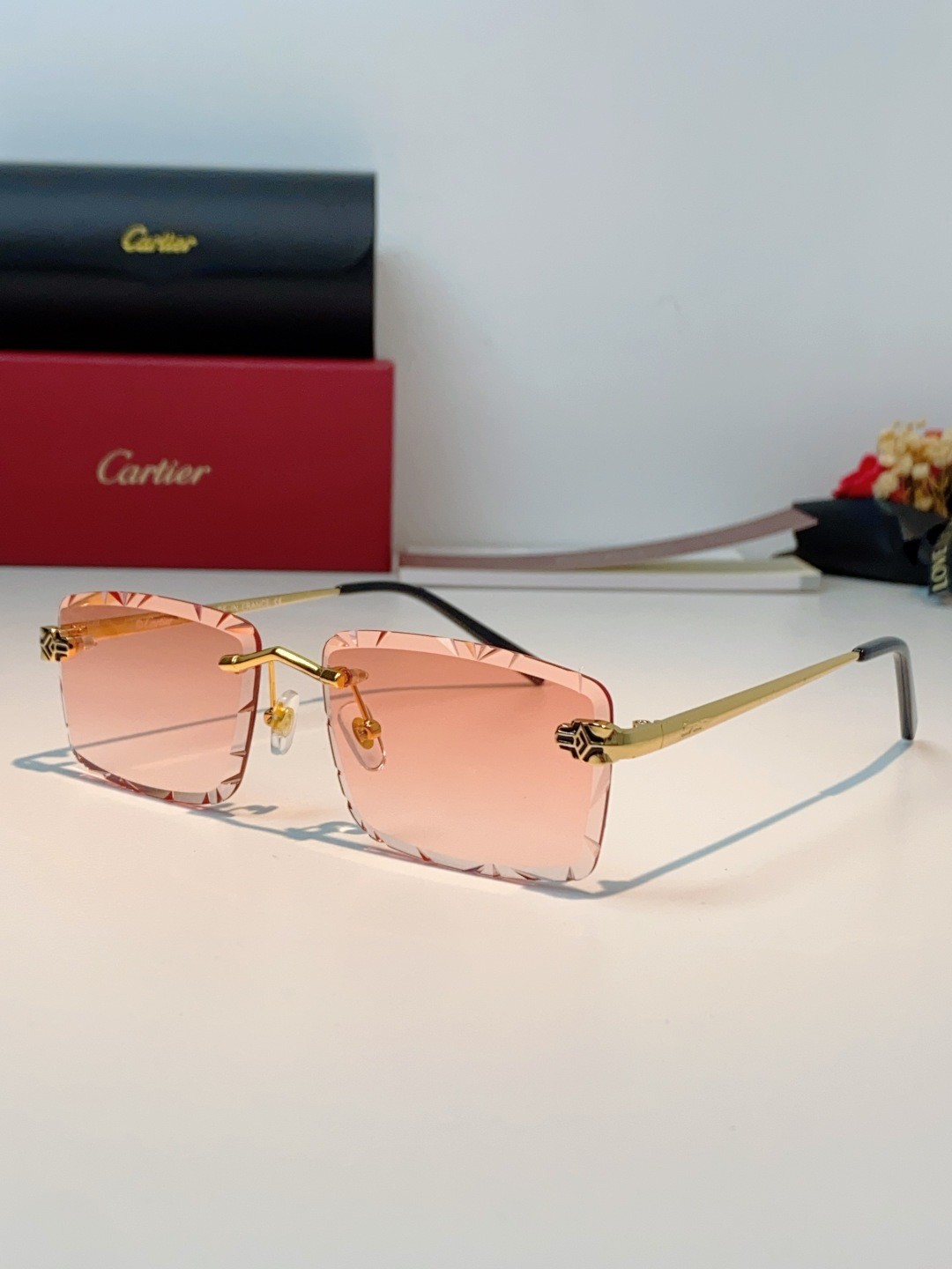 Cartier卡地亚｜无框钻石切边太阳镜 轻奢无框设计，解锁高级氛围感✨甄选精致金色镜架，搭配钻石切边工