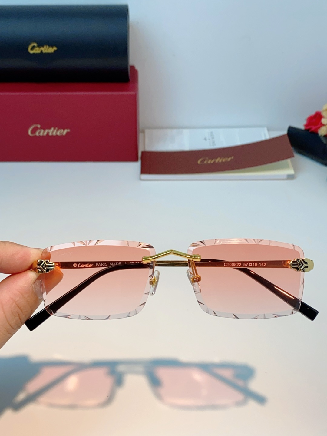 Cartier卡地亚｜无框钻石切边太阳镜 轻奢无框设计，解锁高级氛围感✨甄选精致金色镜架，搭配钻石切边工