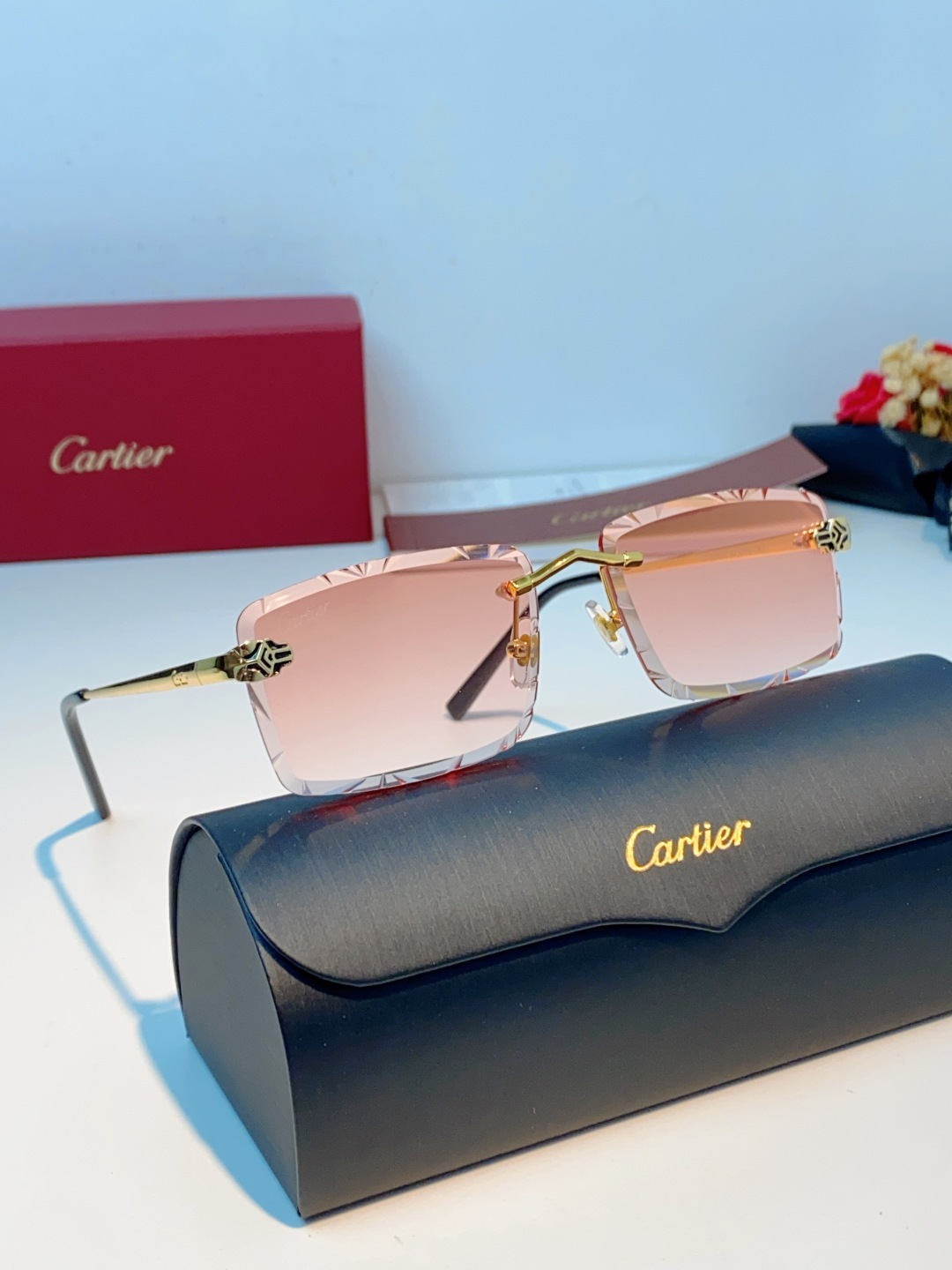Cartier卡地亚｜无框钻石切边太阳镜 轻奢无框设计，解锁高级氛围感✨甄选精致金色镜架，搭配钻石切边工