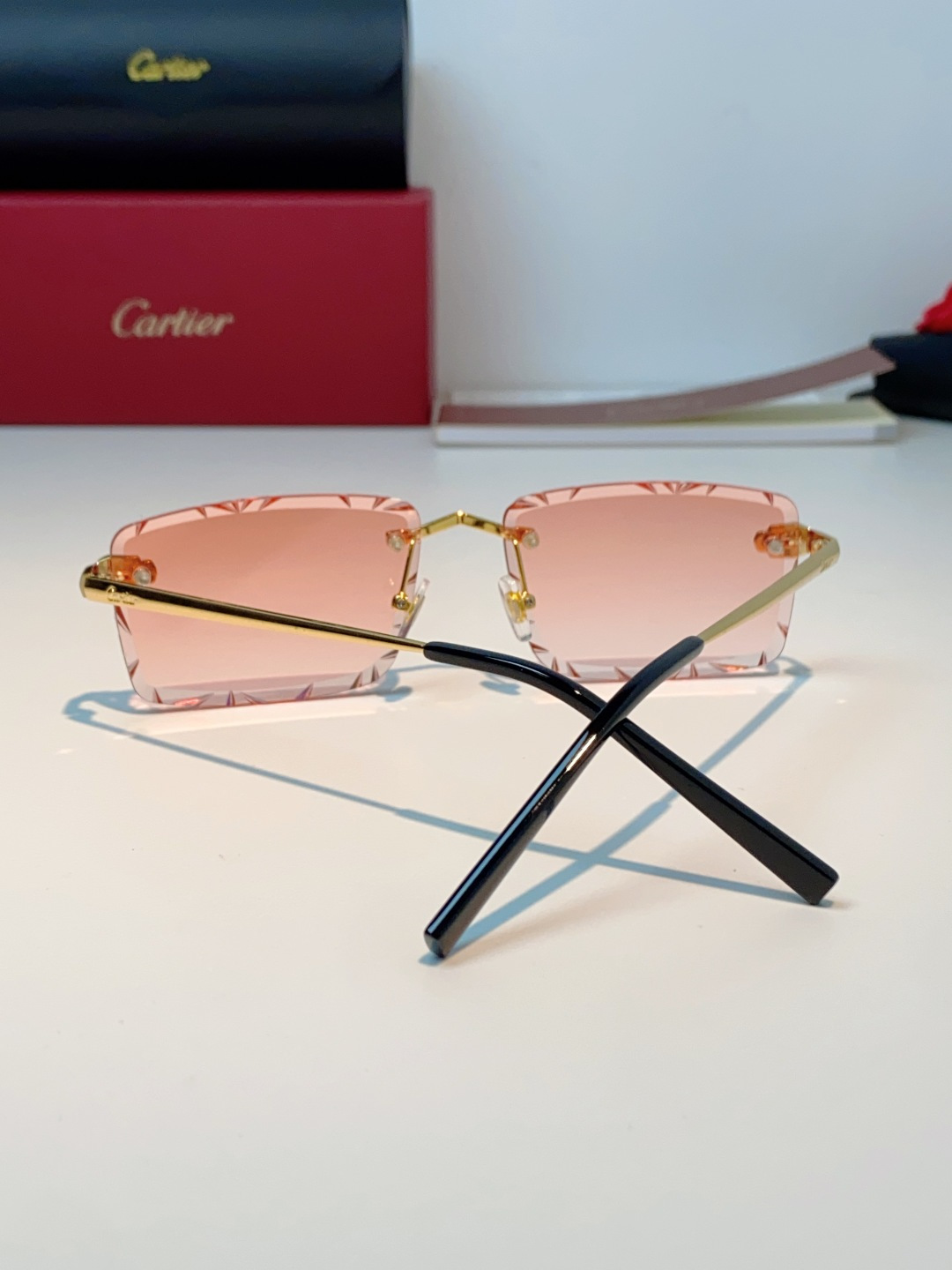 Cartier卡地亚｜无框钻石切边太阳镜 轻奢无框设计，解锁高级氛围感✨甄选精致金色镜架，搭配钻石切边工