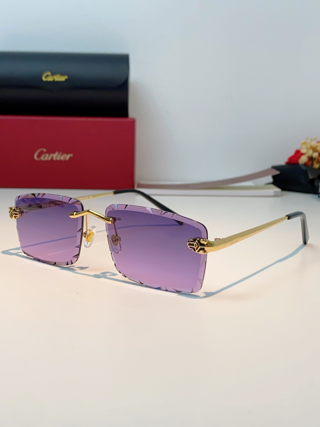 Cartier卡地亚｜无框钻石切边太阳镜 轻奢无框设计，解锁高级氛围感✨甄选精致金色镜架，搭配钻石切边工