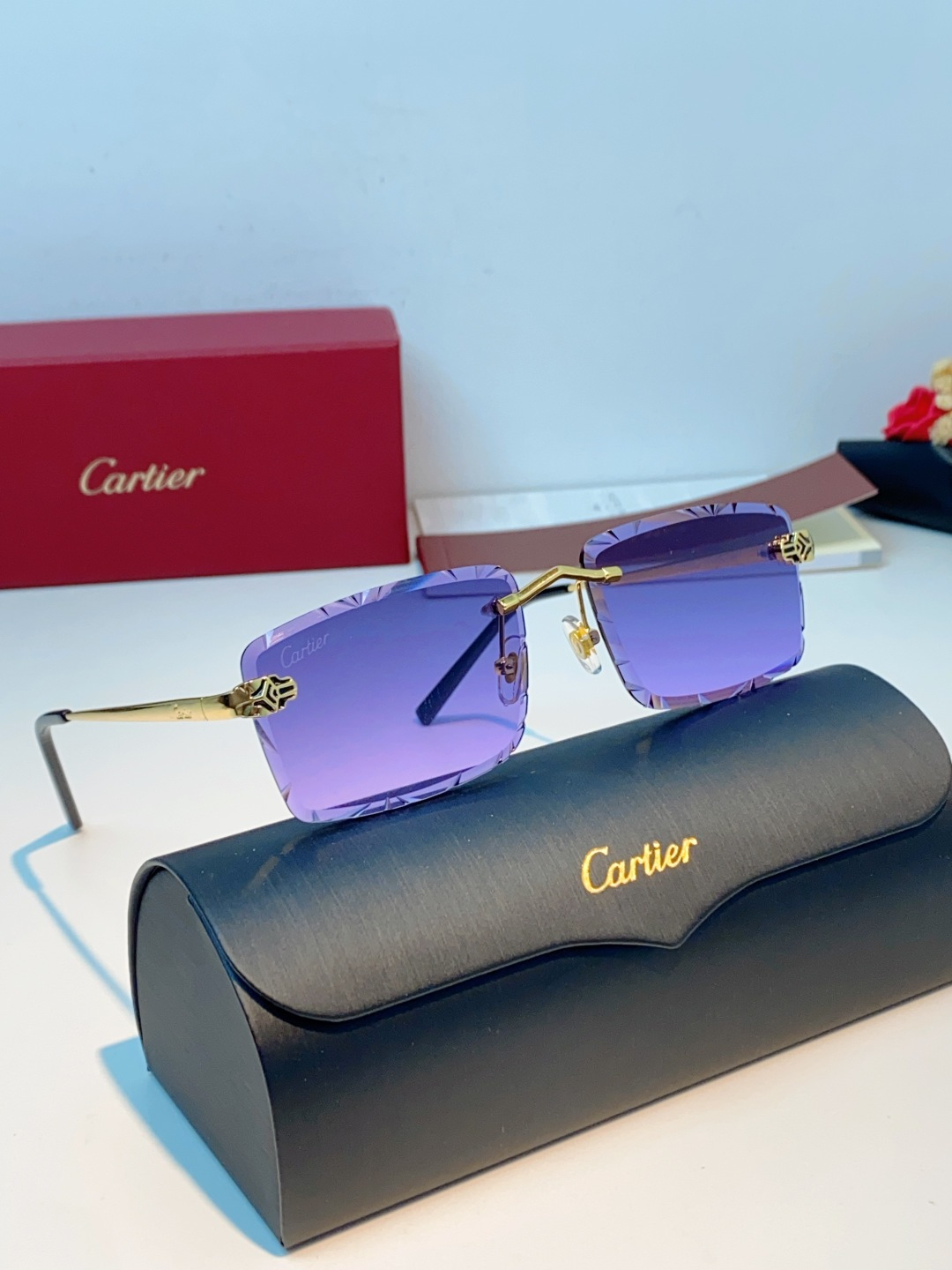 Cartier卡地亚｜无框钻石切边太阳镜 轻奢无框设计，解锁高级氛围感✨甄选精致金色镜架，搭配钻石切边工