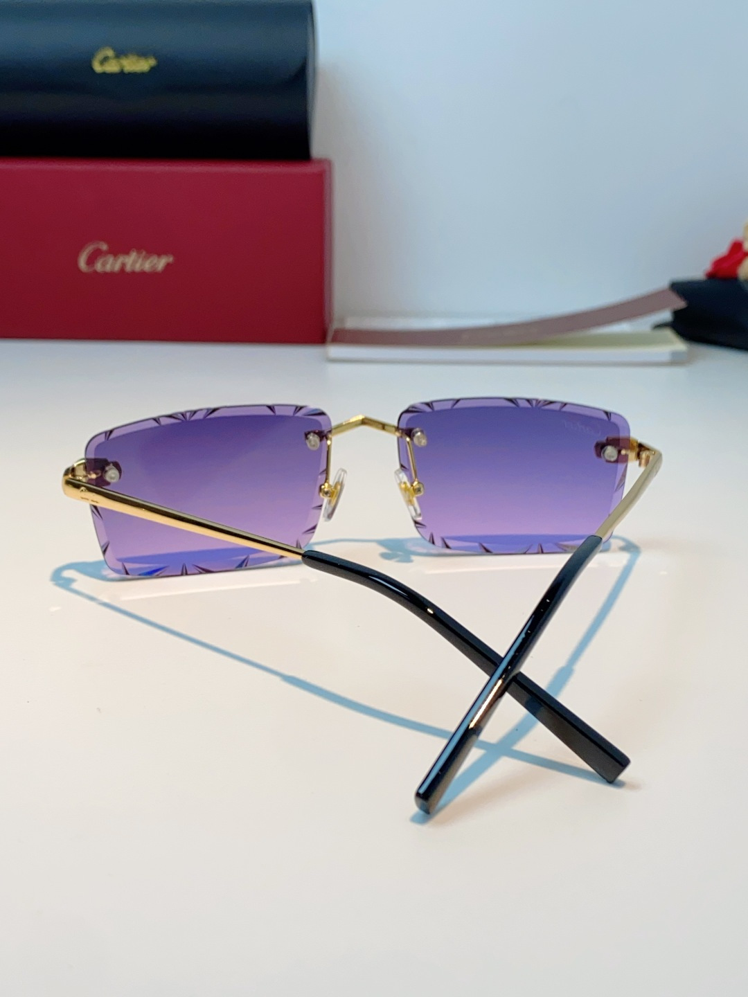 Cartier卡地亚｜无框钻石切边太阳镜 轻奢无框设计，解锁高级氛围感✨甄选精致金色镜架，搭配钻石切边工