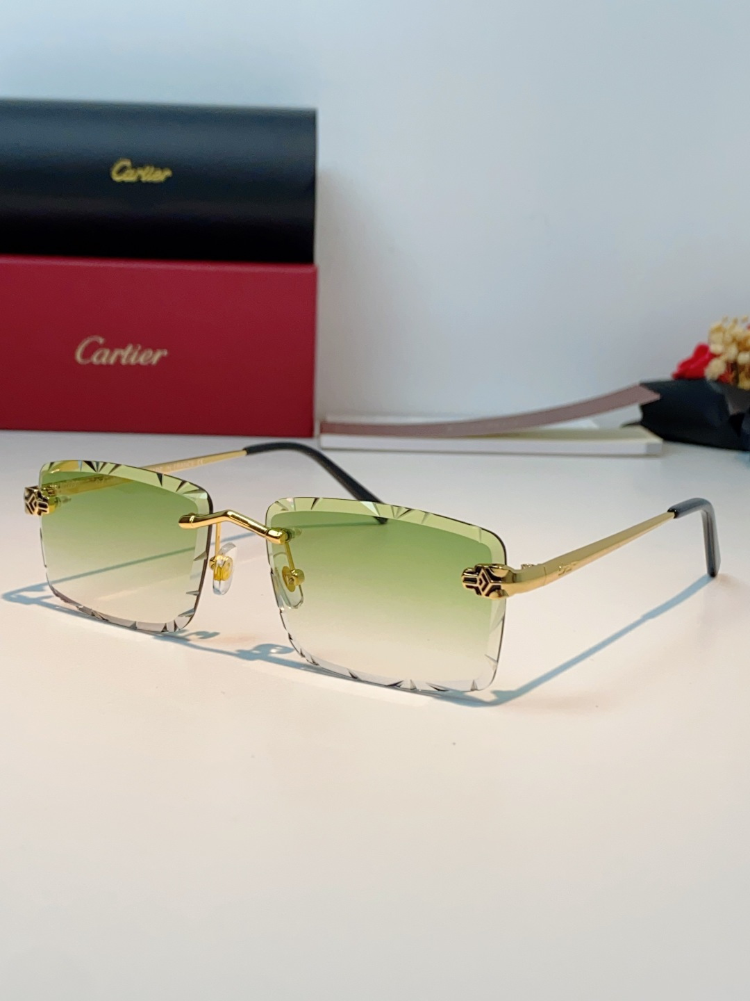 Cartier卡地亚｜无框钻石切边太阳镜 轻奢无框设计，解锁高级氛围感✨甄选精致金色镜架，搭配钻石切边工