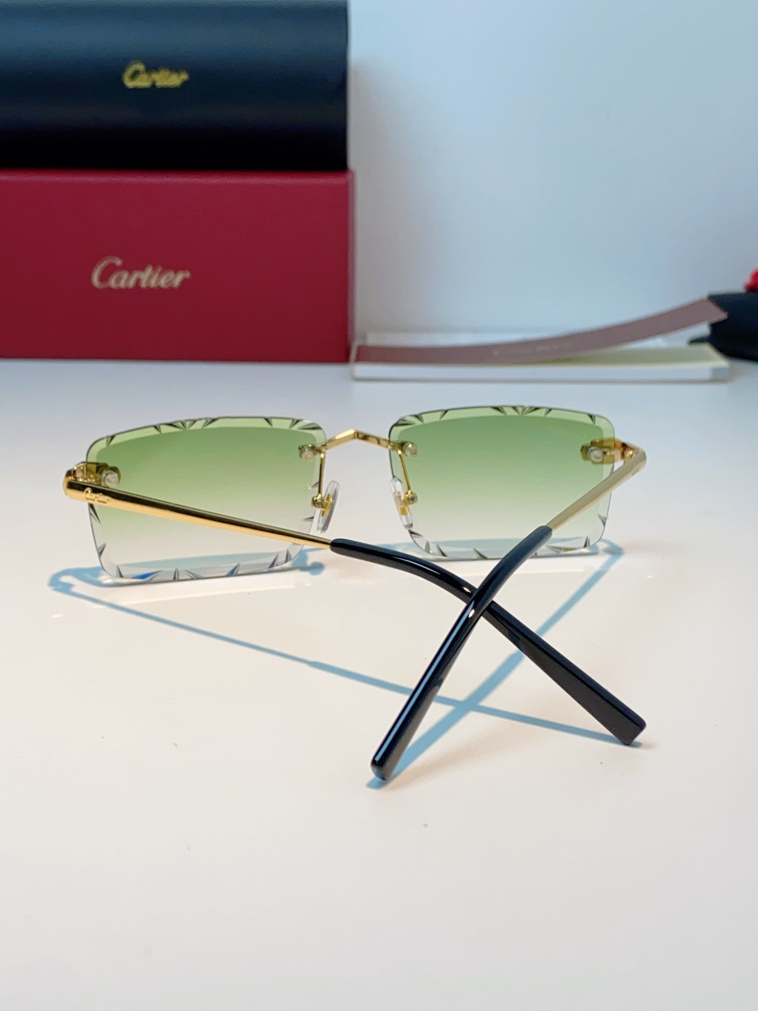 Cartier卡地亚｜无框钻石切边太阳镜 轻奢无框设计，解锁高级氛围感✨甄选精致金色镜架，搭配钻石切边工