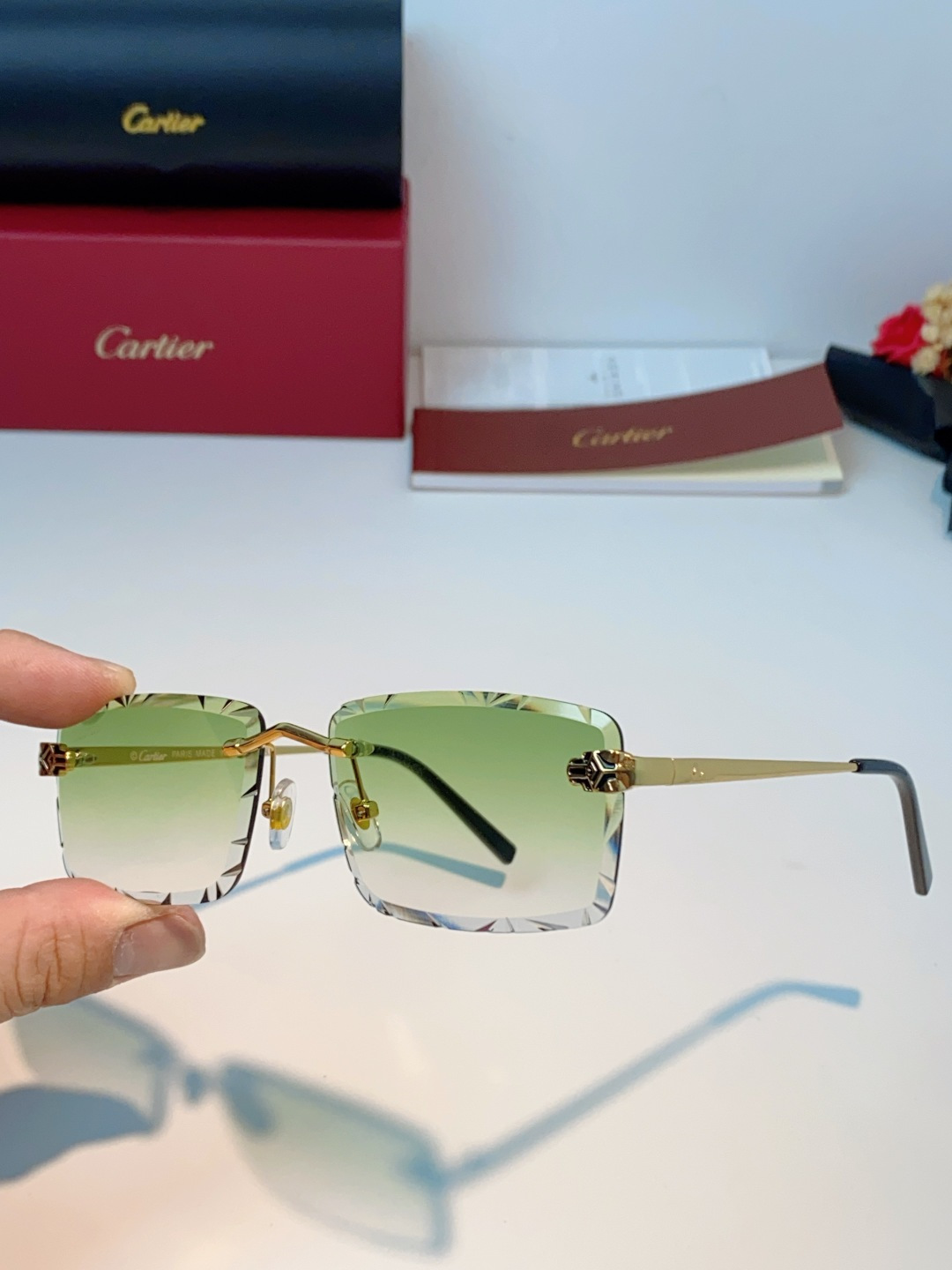 Cartier卡地亚｜无框钻石切边太阳镜 轻奢无框设计，解锁高级氛围感✨甄选精致金色镜架，搭配钻石切边工
