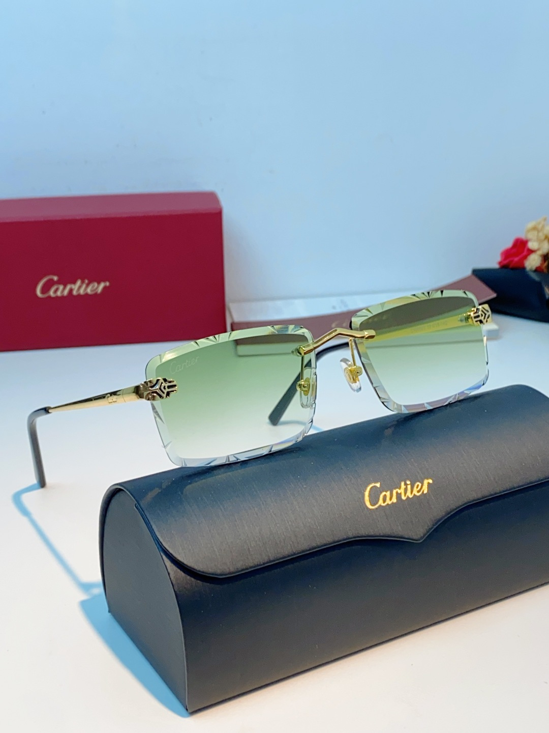 Cartier卡地亚｜无框钻石切边太阳镜 轻奢无框设计，解锁高级氛围感✨甄选精致金色镜架，搭配钻石切边工