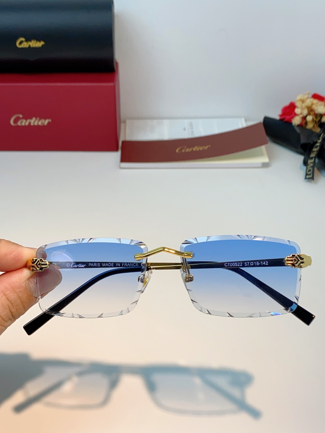 Cartier卡地亚｜无框钻石切边太阳镜 轻奢无框设计，解锁高级氛围感✨甄选精致金色镜架，搭配钻石切边工