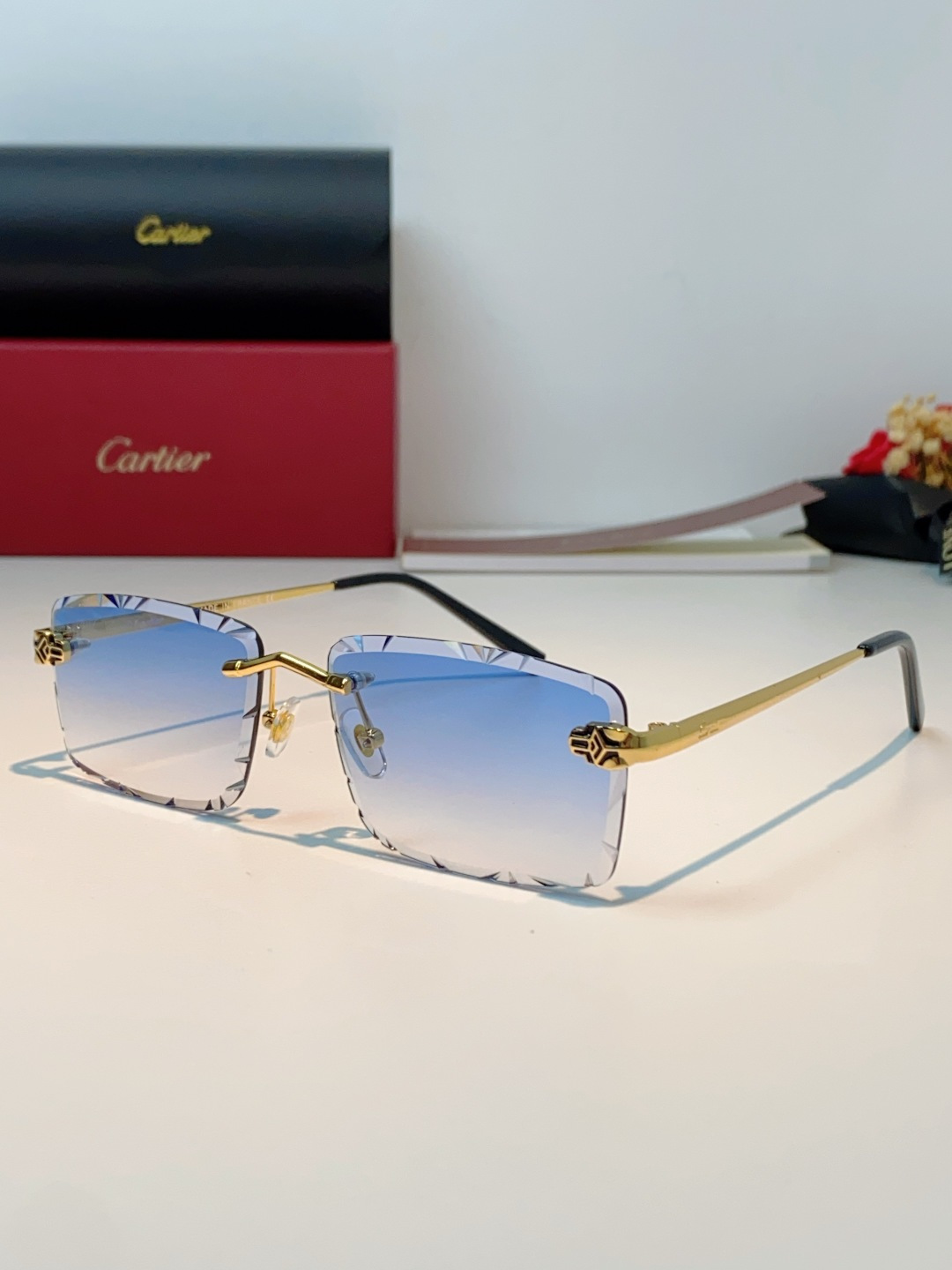 Cartier卡地亚｜无框钻石切边太阳镜 轻奢无框设计，解锁高级氛围感✨甄选精致金色镜架，搭配钻石切边工