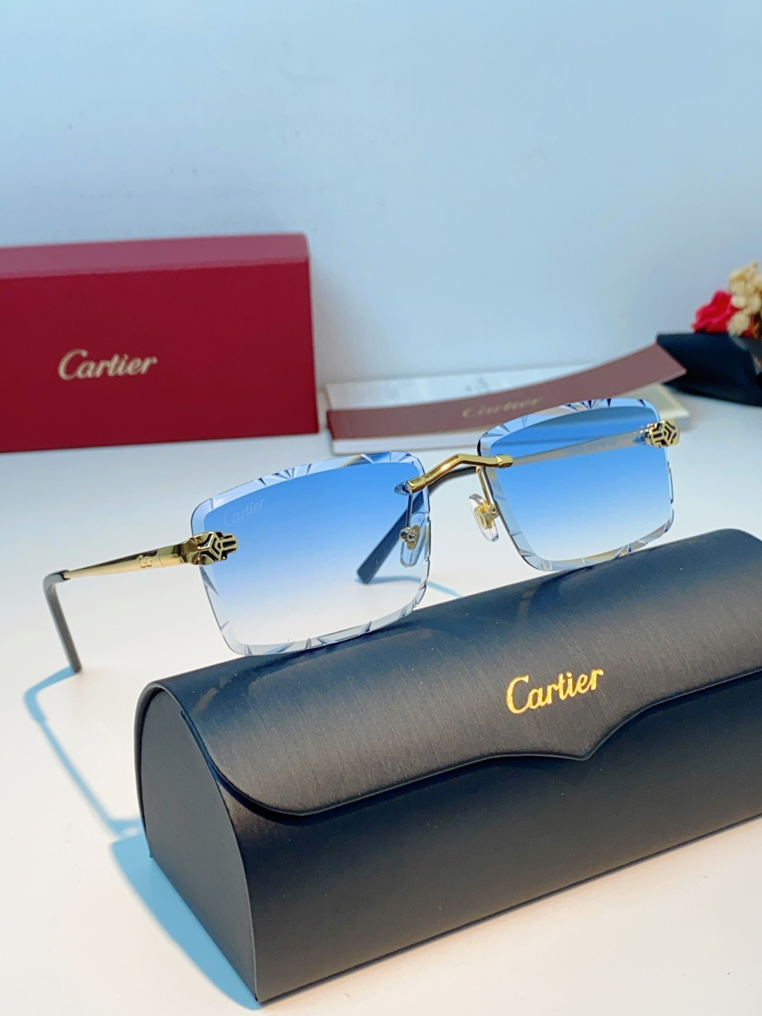Cartier卡地亚｜无框钻石切边太阳镜 轻奢无框设计，解锁高级氛围感✨甄选精致金色镜架，搭配钻石切边工