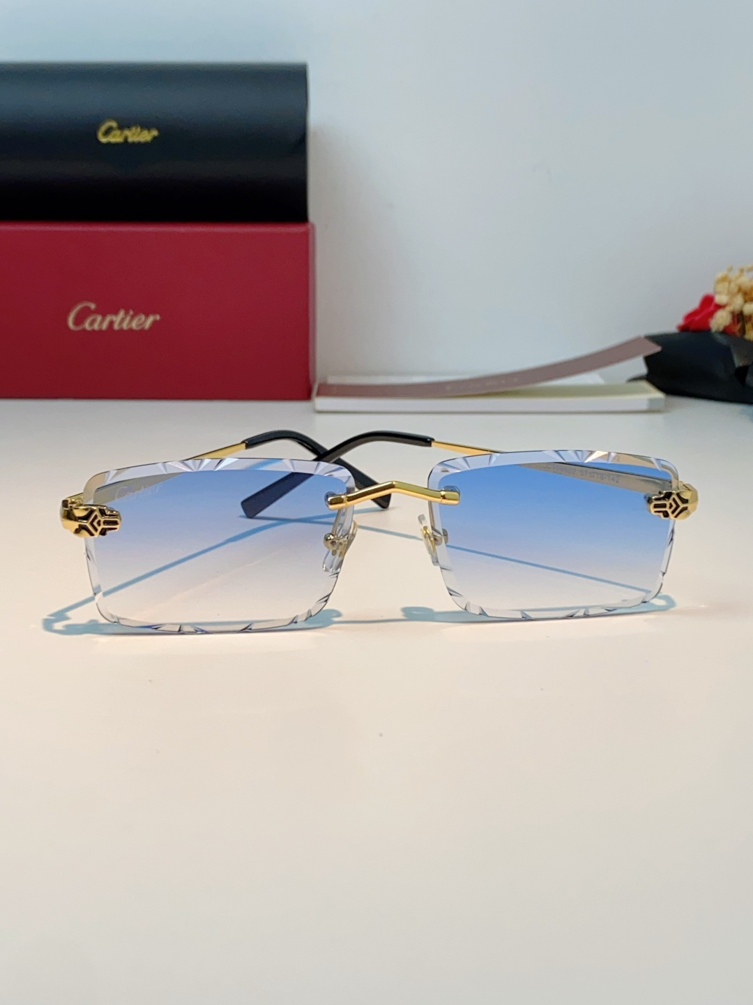 Cartier卡地亚｜无框钻石切边太阳镜 轻奢无框设计，解锁高级氛围感✨甄选精致金色镜架，搭配钻石切边工