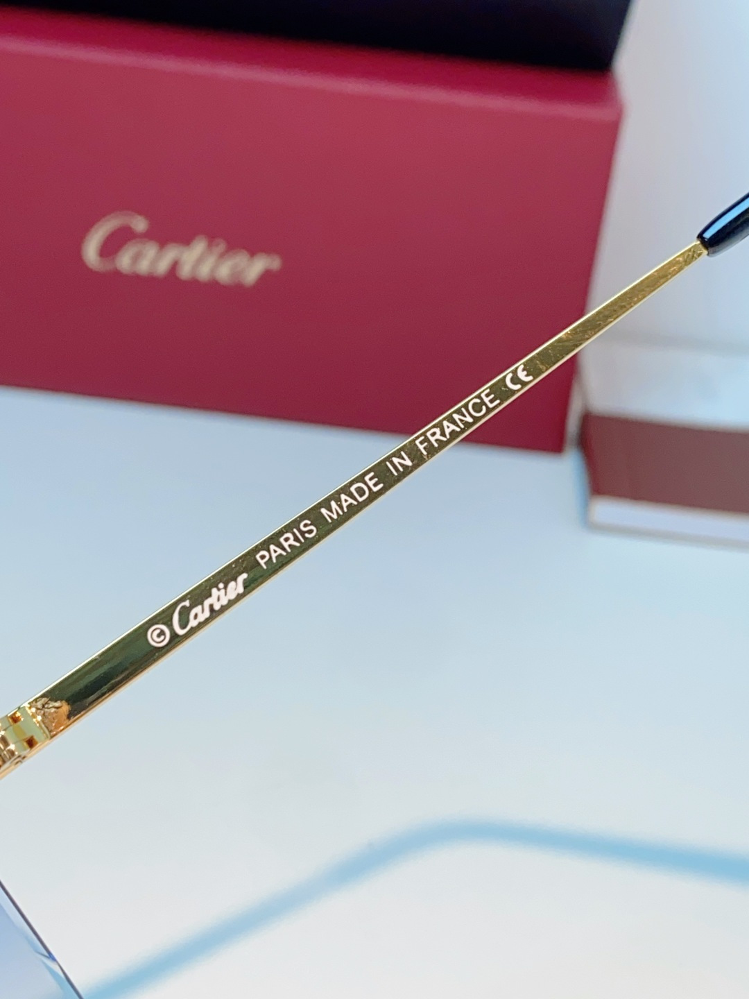 Cartier卡地亚｜无框钻石切边太阳镜 轻奢无框设计，解锁高级氛围感✨甄选精致金色镜架，搭配钻石切边工