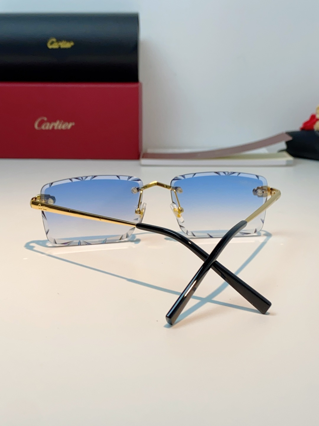 Cartier卡地亚｜无框钻石切边太阳镜 轻奢无框设计，解锁高级氛围感✨甄选精致金色镜架，搭配钻石切边工