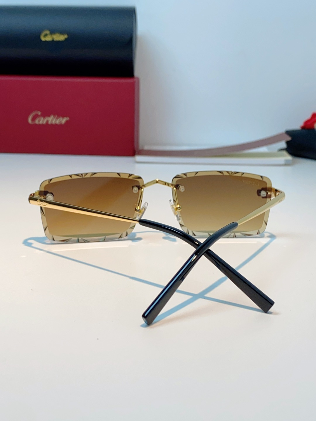 Cartier卡地亚｜无框钻石切边太阳镜 轻奢无框设计，解锁高级氛围感✨甄选精致金色镜架，搭配钻石切边工