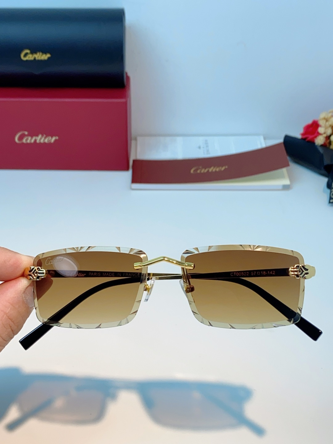Cartier卡地亚｜无框钻石切边太阳镜 轻奢无框设计，解锁高级氛围感✨甄选精致金色镜架，搭配钻石切边工
