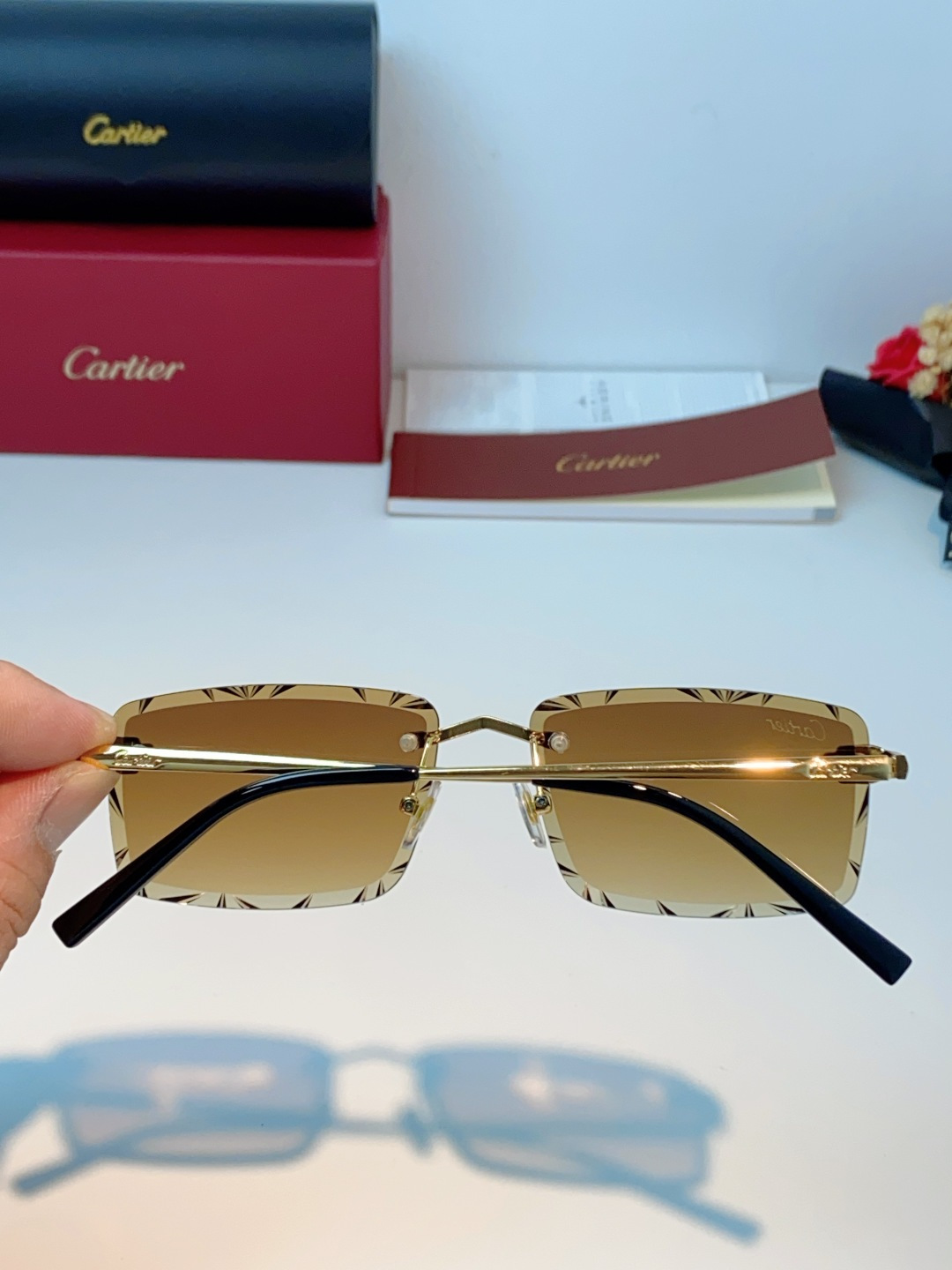 Cartier卡地亚｜无框钻石切边太阳镜 轻奢无框设计，解锁高级氛围感✨甄选精致金色镜架，搭配钻石切边工
