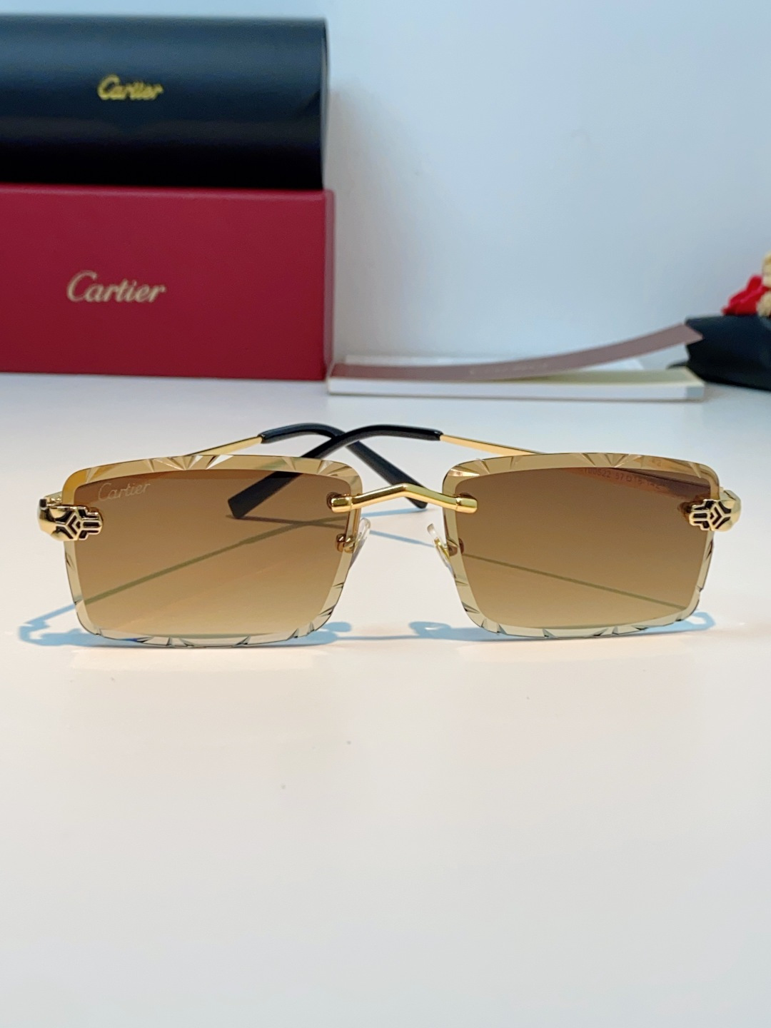 Cartier卡地亚｜无框钻石切边太阳镜 轻奢无框设计，解锁高级氛围感✨甄选精致金色镜架，搭配钻石切边工