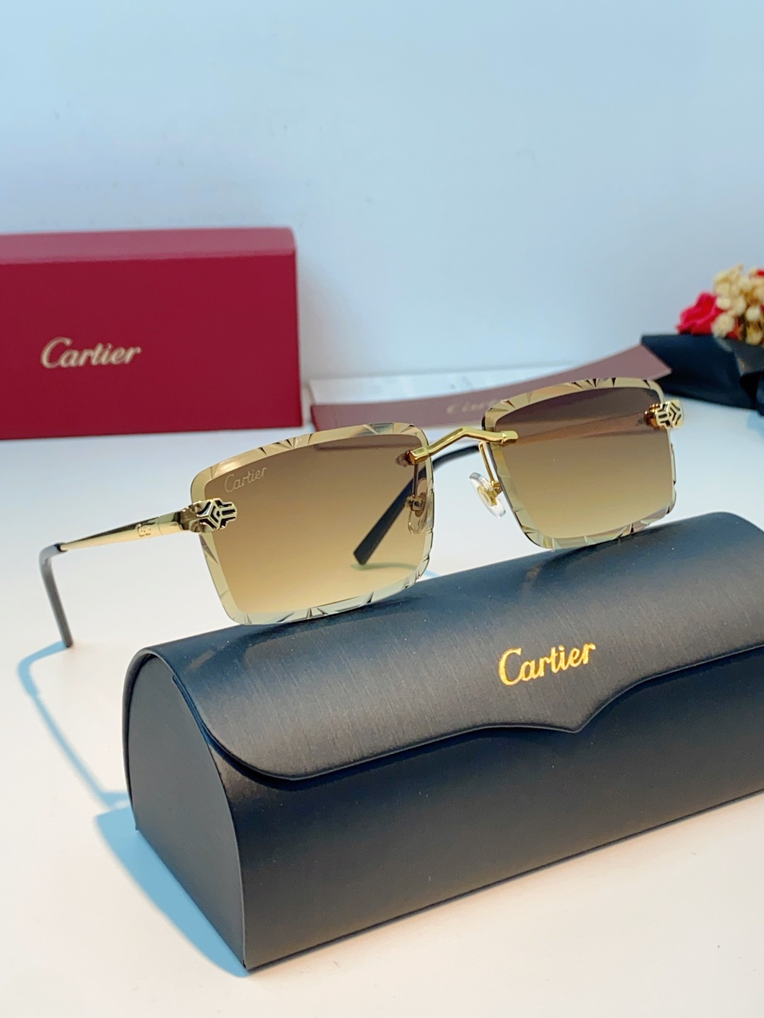 Cartier卡地亚｜无框钻石切边太阳镜 轻奢无框设计，解锁高级氛围感✨甄选精致金色镜架，搭配钻石切边工