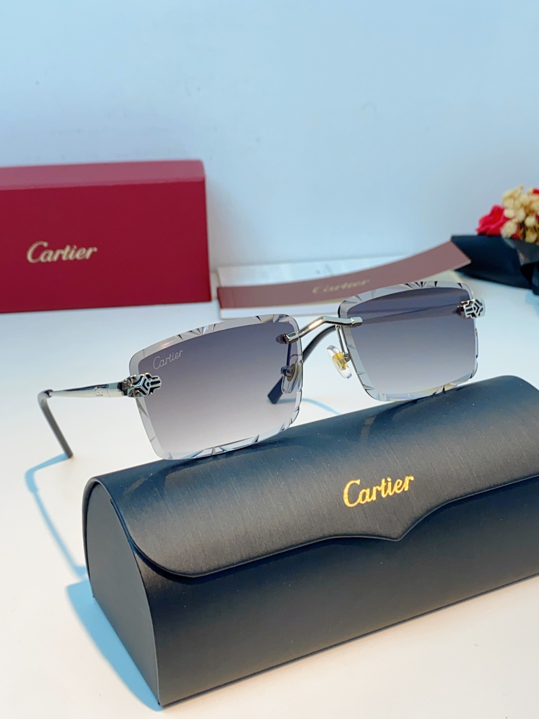 Cartier卡地亚｜无框钻石切边太阳镜 轻奢无框设计，解锁高级氛围感✨甄选精致金色镜架，搭配钻石切边工